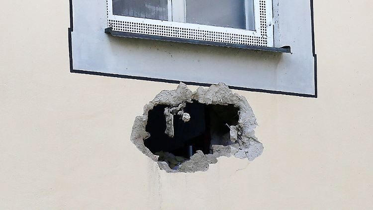 Unfassbar: In der Fassade des Zentrums für Psychiatrie klafft ein Loch. Dadurch entwischten die Männer.