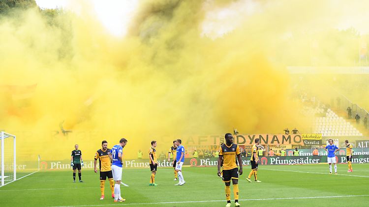 Mit einer Rauchbombe sorgten Dresdener Fans für eine Spielunterbrechung in Darmstadt.