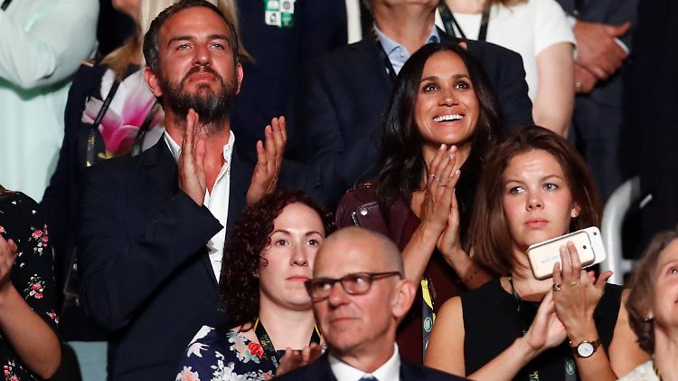 Selbe Veranstaltung, andere Sitznachbarn: Während Meghan Markle neben diesem jungen Mann saß, ...