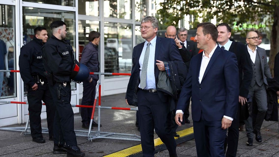 Partei-Chef Jörg Meuthen erreicht die AfD-Wahlparty.