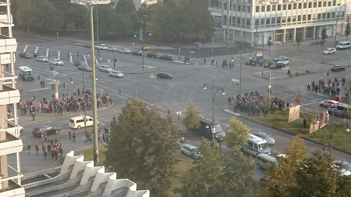 Die Polizei drängt die Protestler etwas vom Haupteingang weg.