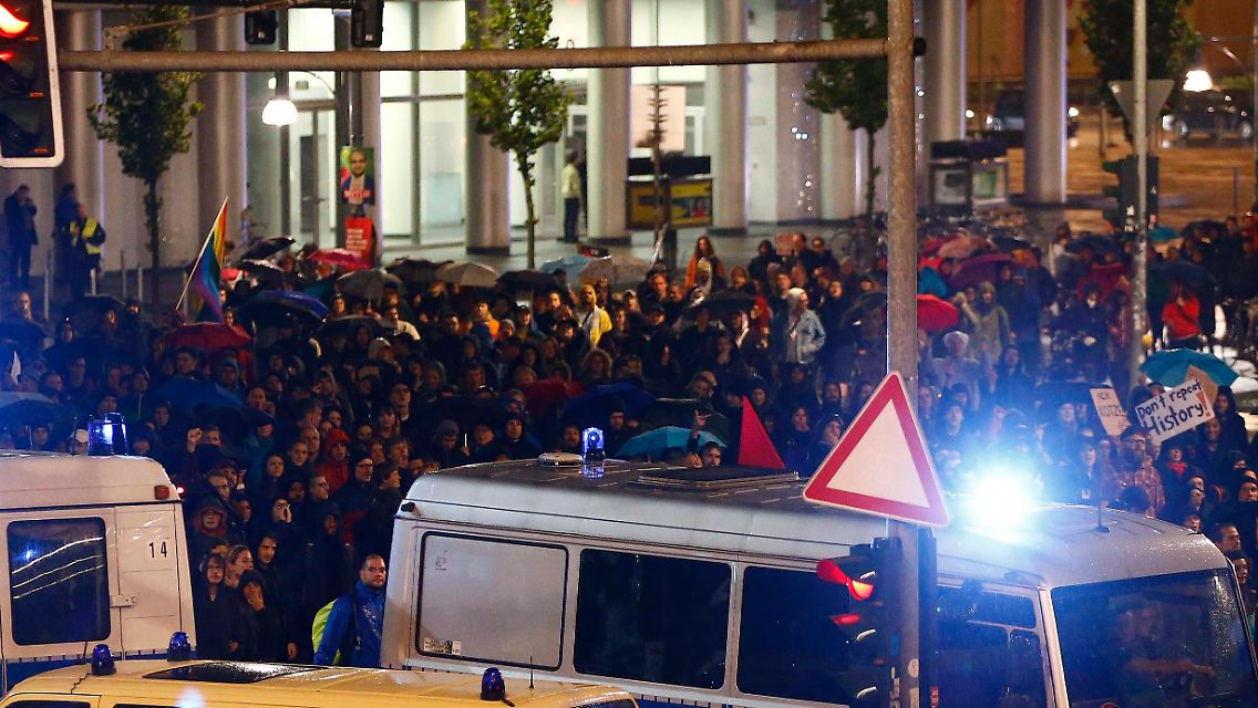 Lautstarker Protest gegen die AfD.