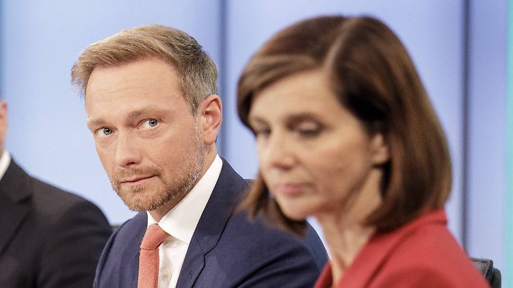 Keine Begeisterung, aber womöglich auch keine andere Wahl - FDP-Spitzenkandidat Lindner und Grünen-Spitzenkandidatin Göring-Eckardt müssen jetzt viel miteinander sprechen.