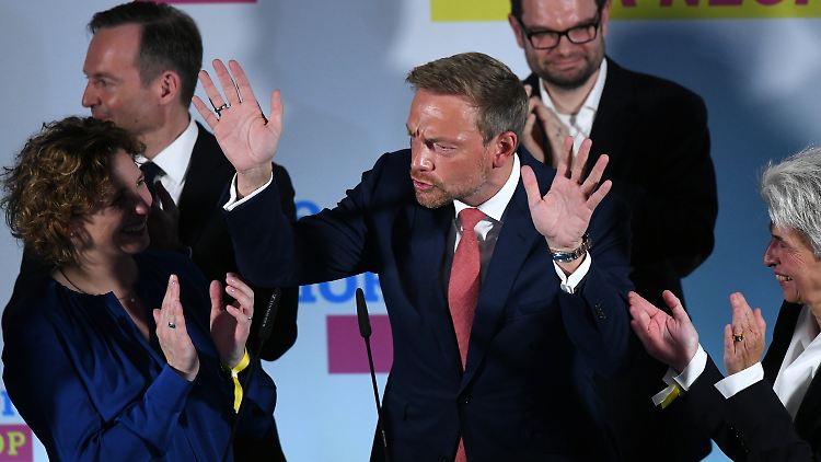 Die Galionsfigur der FDP: Parteichef Lindner kann kaum ausreden vor lauter Jubel.