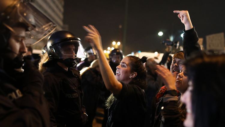 Ein Ei und eine Flasche flogen, ansonsten blieb der Protest laut Polizei friedlich.