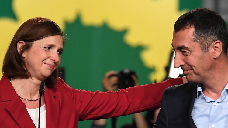 Sichtlich erleichtert treten Katrin Göring-Eckardt und Cem Özdemir auf der Wahlparty in Berlin vor ihre Anhänger.