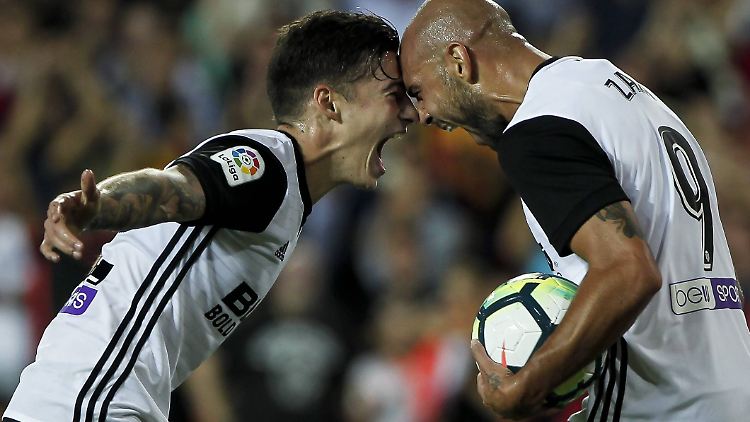 Valencias Santi Mina feiert mit Siegtorschütze Simone Zaza. Für ihren Coach verlief der Jubel nicht so harmlos.