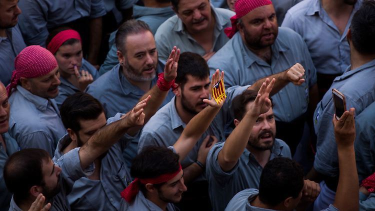 Männer singen in Barcelona die offizielle Nationalhymne Kataloniens, bevor sie eine als Castell bezeichnete Menschenpyramide bilden. Eine Woche vor dem umstrittenen Referendum über die Loslösung von Spanien haben Separatisten in ganz Katalonien Wahlzettel verteilt.