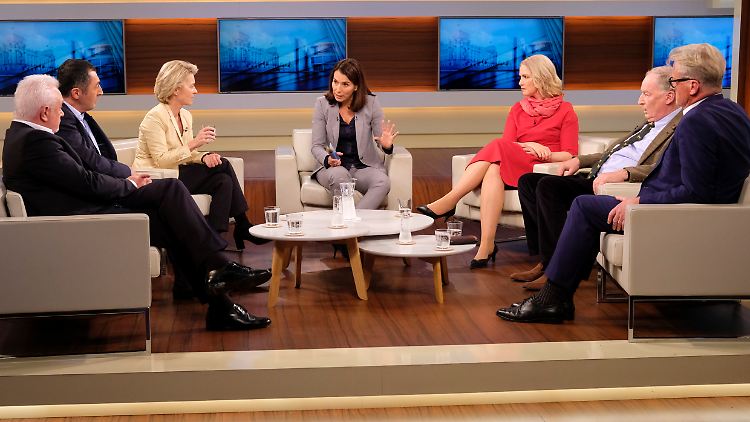 Anne Wills Gäste, von links nach rechts: Wolfgang Kubicki, Cem Özdemir, Ursula von der Leyen, Manuela Schwesig, Alexander Gauland und Hans-Ulrich Jörges