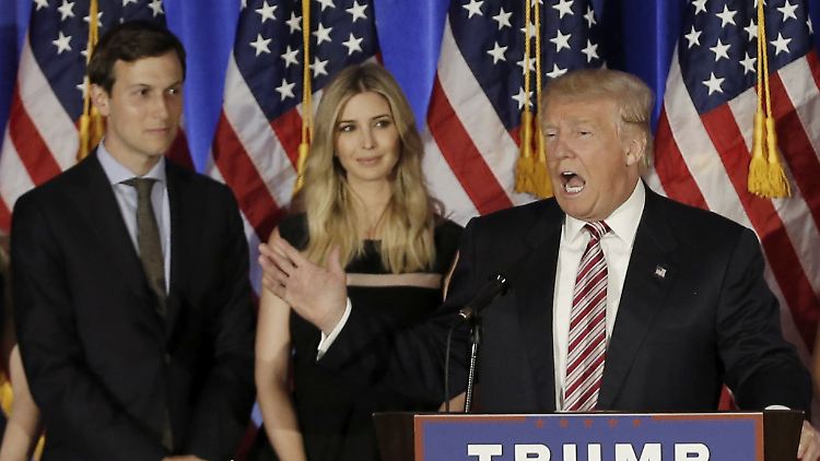Jared Kushner (l.) lauscht den Worten seines Schwiegervaters Donald Trump. In Sachen E-Mail-Affäre hat er wohl nicht richtig zugehört.