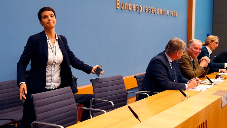 Petry geht, einfach so. Der Moderator der Bundespressekonferenz ist empört.