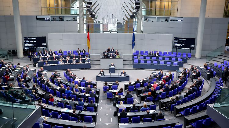 Blau oder Lila? Die Stühle des Plenarsaals sind Spezialanfertigungen.