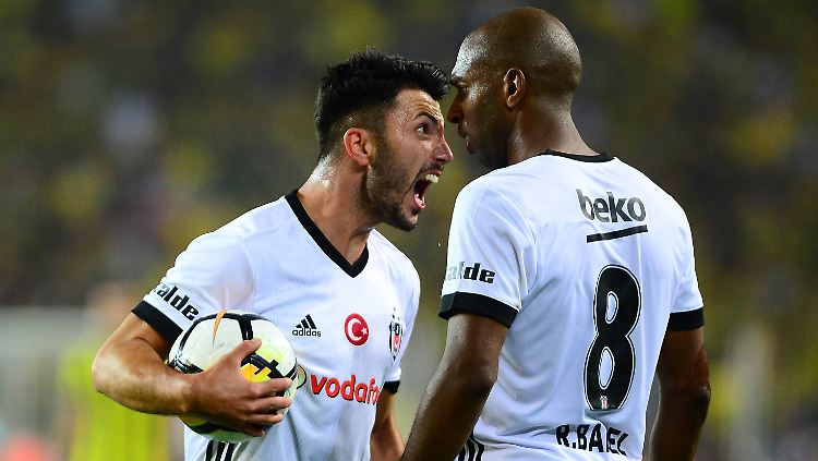 Derby halt: Besiktas' Tolgay Arslan und Ryan Babel am Samstag.