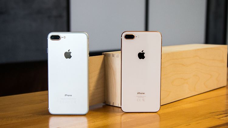 Bis auf die gläserne Rückseite sieht das iPhone 8 Plus (rechts) aus wie das iPhone 7 Plus.