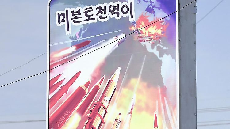 Ein überdimensional großes Poster in Pjöngjang - es trägt die Aufschrift: "Das gesamte US-Festland ist in unserer Reichweite."