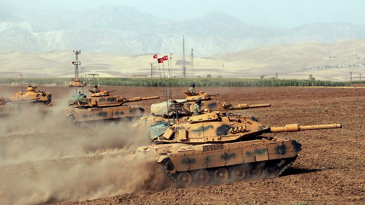 Machtdemonstration: Während Ankara mit militärischen, politischen und wirtschaftlichen Drohungen auf das kurdische Unabhängigkeitsreferendum reagierte, absolvierten türkische Panzereinheiten Übungen an der Grenze.