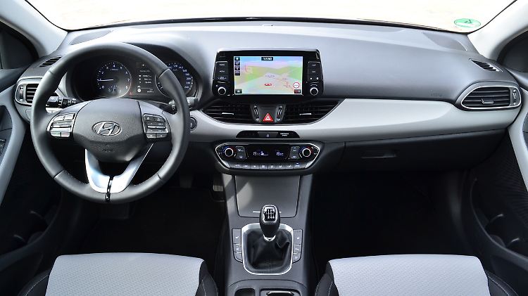 Nicht aufregend, aber funktional gibt sich der Arbeitsplatz des Fahrers im Hyundai i30 Kombi.