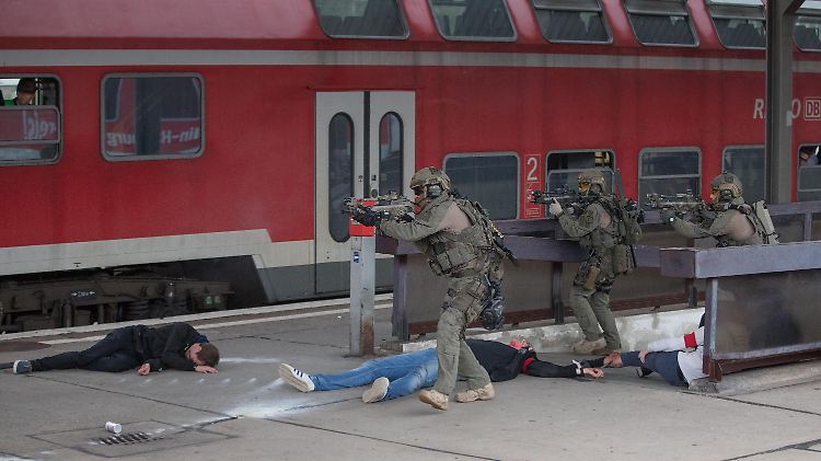 Spezialkräfte der GSG9 stürmen den Bahnhof.
