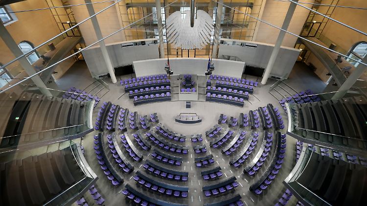 Ursprünglich sind im Bundestag 598 Sitze für die Abgeordneten eingeplant.