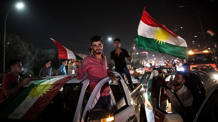 Mit einem Autokorso durch Erbil feiern die Menschen ihren mutmaßlichen Wahlerfolg.