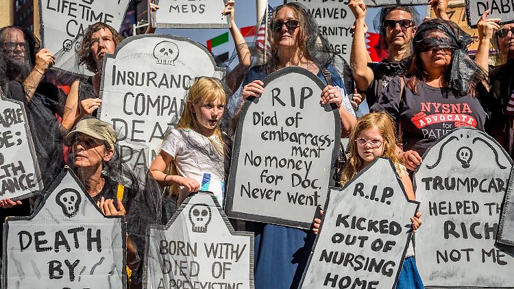 In New York werben Menschen für den Erhalt von Obamacare.