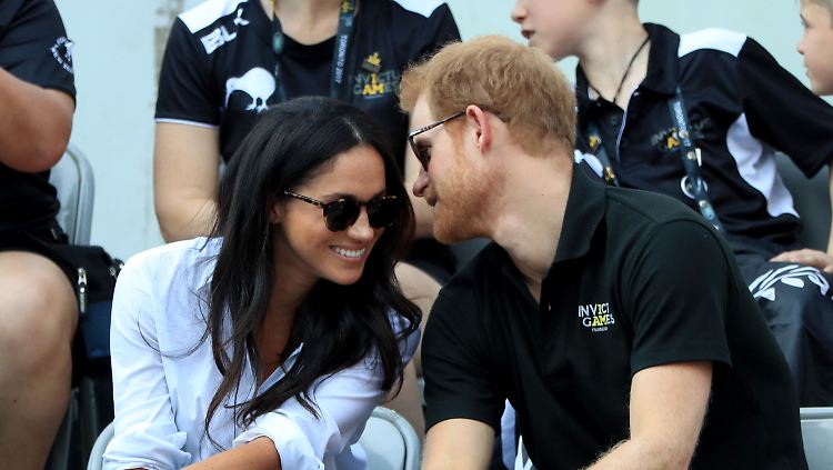 Tuschelnd beim Rollstuhltennis: Megan und Harry
