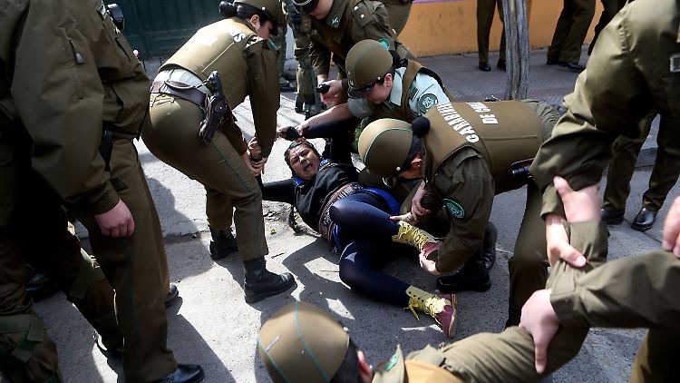 Auch in Santiago gingen Polizisten gegen Demonstranten vor - sie hatten ein Büro der konservativen Partei "Renovación Nacional" besetzt.