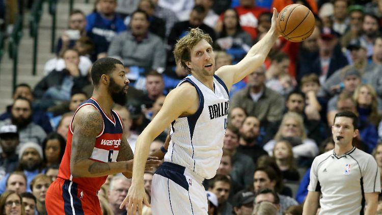Er verzichtet zwar auf Geld, muss aber wohl trotzdem nicht am Hungertuch nagen. Jetzt kann Dirk Nowitzki sogar auf Kosten eines Fans Essen gehen.