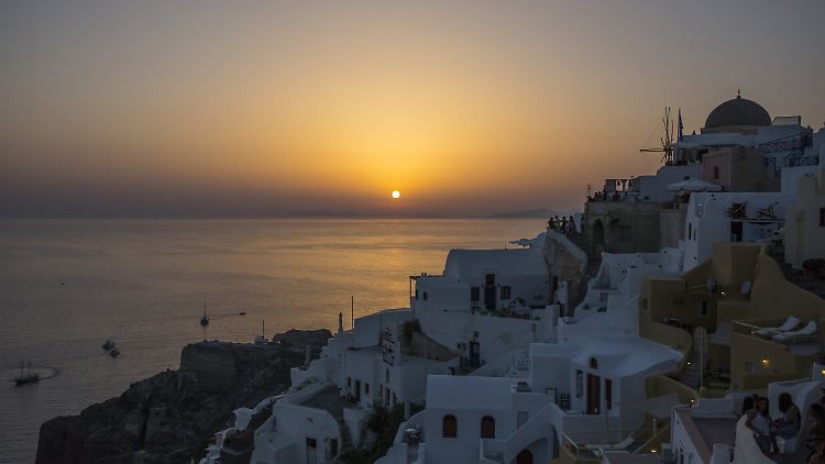 Sonnenuntergang hinter dem Dorf Oio auf der Insel Santorin.
