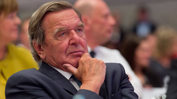 Gerhard Schröder schiebt rasch hinterher, dass nun andere zu entscheiden hätten.