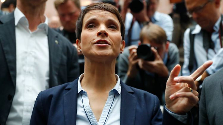 Frauke Petry verlässt die Bundespressekonferenz, nachdem sie bekannt gegeben hat, kein Mitglied der AfD-Fraktion zu werden.
