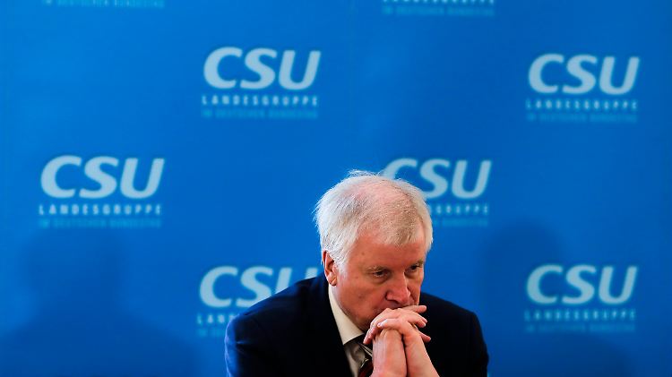 Horst Seehofer steht unter massivem Druck.