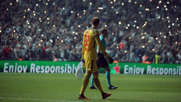Während des Flutlichtausfalls im Besiktas-Stadion versuchten die Fans das Stadion mit ihren Smartphones zu erleuchten.