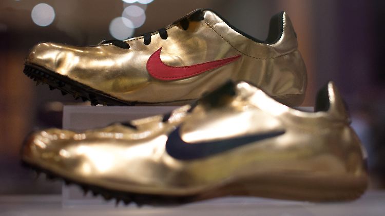 Goldene Spikes von Nike.