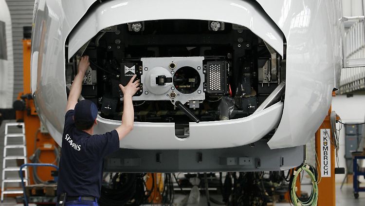 Blick in das Siemens-Werk in Krefeld: Ein Arbeiter bereitet einen ICE-Zug der dritten Generation - ein ICE 3M/Velaro D - auf die Auslieferung vor.