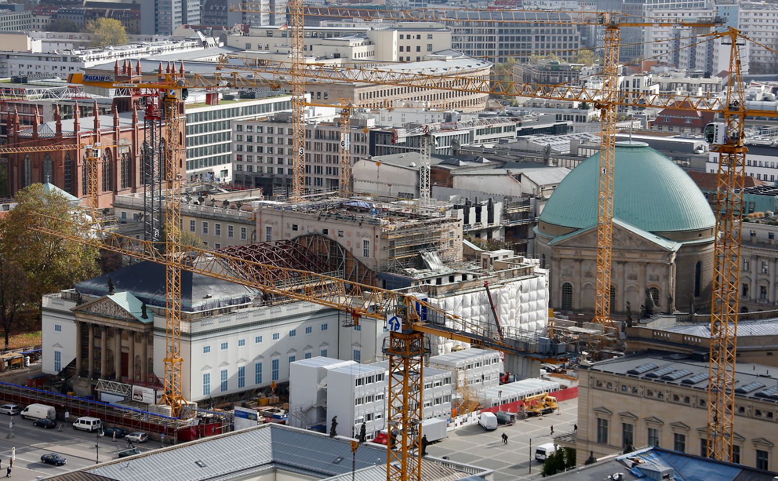 Während die Berliner weiter auf einen Eröffnungstermin für ihren neuen Flughafen warten, findet am 3. Oktober 2017 eine andere große Dauerbaustelle der Hauptstadt ihr Ende.