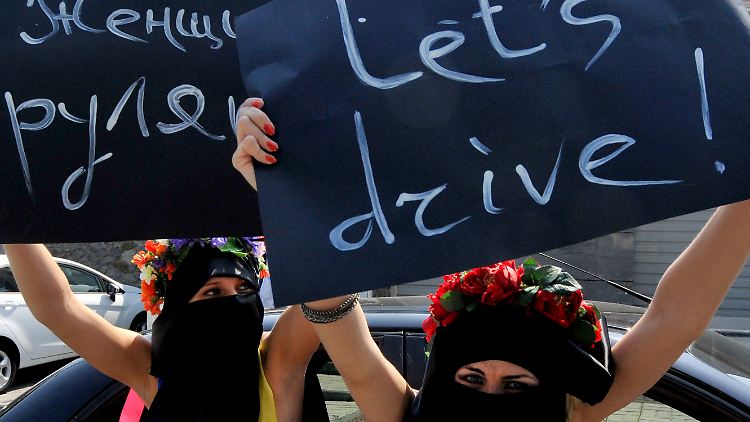 Frauen in Saudi-Arabien kämpften seit Jahren für ihr Recht, ein Auto zu fahren. In den vergangenen Jahren beflügelten Internetaktionen die Bewegung.