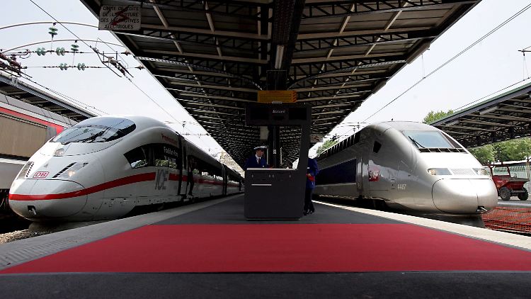 Fusion unter Gleichen: Ein deutscher ICE (l.) und ein französischer Hochgeschwindigkeitszug TGV im Bahnhof Gare de l'Est in Paris.