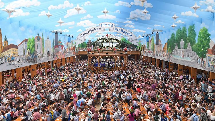 Volles Bierzelt beim Oktoberfest: viele Gäste, gutes Geschäft.