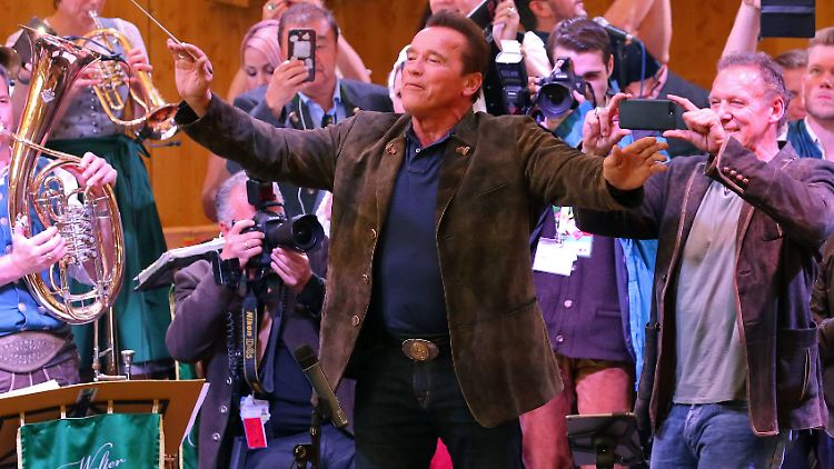 Was ein guter Freund ist, der schießt Beweisfotos: Arnold Schwarzenegger (l.) und Ralf Moeller.