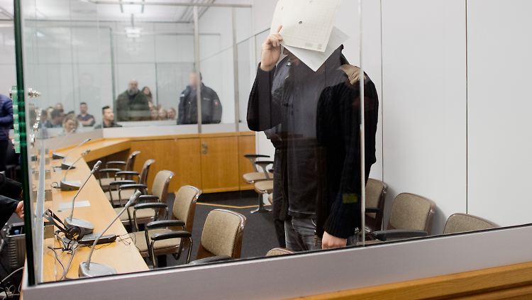 Der Prozess gegen den mutmaßlich hochrangigen IS-Terroristen findet in einem Hochsicherheitssaal des Oberlandesgerichts Celle statt.