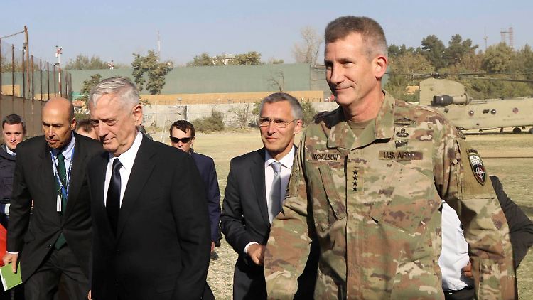 US-Verteidigungsminister Mattis (l.) und Nato-Generalsekretär Stoltenberg (m.) treffen in Afghanistan ein.