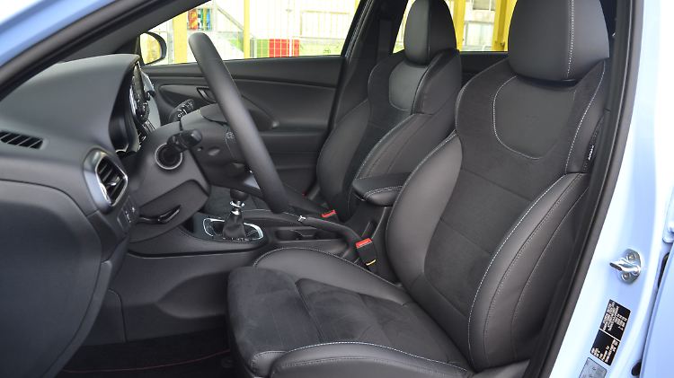 Die Sportsitze im Hyundai i30N sind nicht nur für den sportlichen Rundenlauf, sondern lassen sich auch auf längeren Strecken gut besetzen.