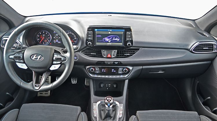 Das Interieur des Hyundai i30N ist dezent auf Sport getrimmt, gleicht aber im Grunde dem Serienmodell.