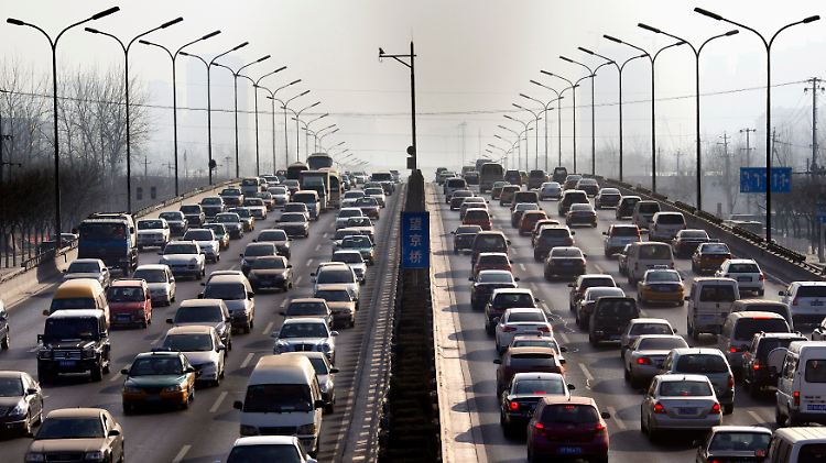 Stoßzeit im Pekinger Straßenverkehr: Die E-Autoquote soll Chinas Innenstädte von der Luftverschmutzung befreien.