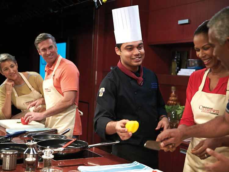 Selbst Hand anlegen dürfen Passagiere im "Culinary Arts Center" auf Schiffen von Holland America Line.