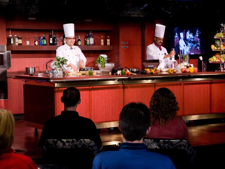 Profis der US-Kochshow "America's Test Kitchen" geben auf Schiffen von Holland America Line Tipps zur Zubereitung von Gerichten.