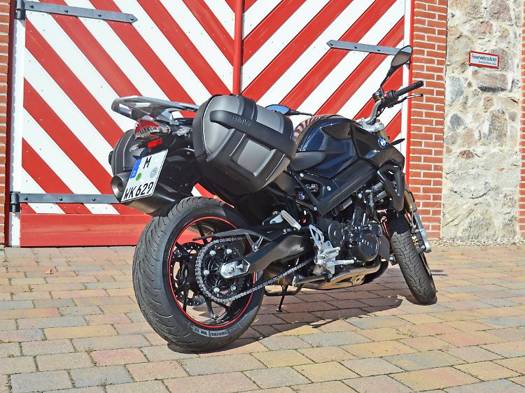 Gepäckbrücke, Koffer, selbst der rote Ring am Felgenkranz müssen bei der BMW F 800 R extra bezahlt werden.