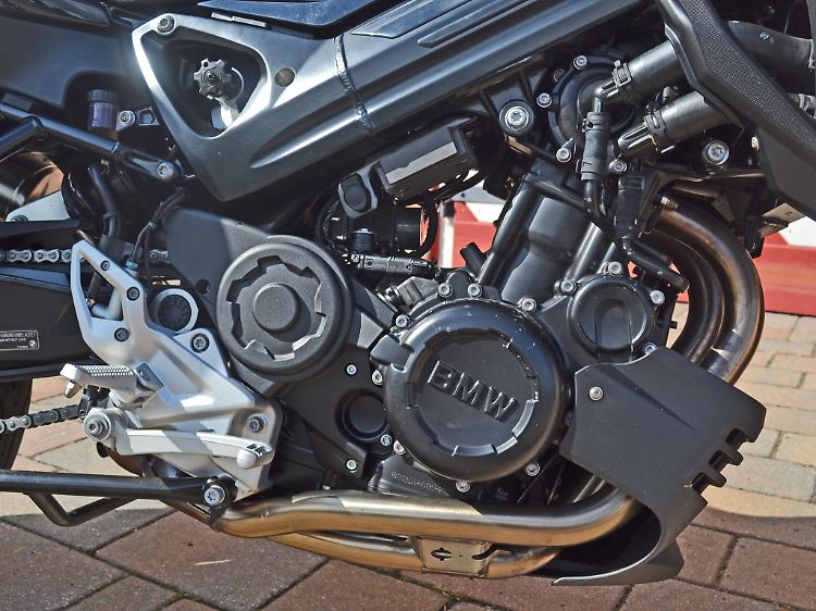 Der Parallel-Twin leistet 90 PS und wirft 86 Newtonmeter auf die Kette der BMW F 800 R.