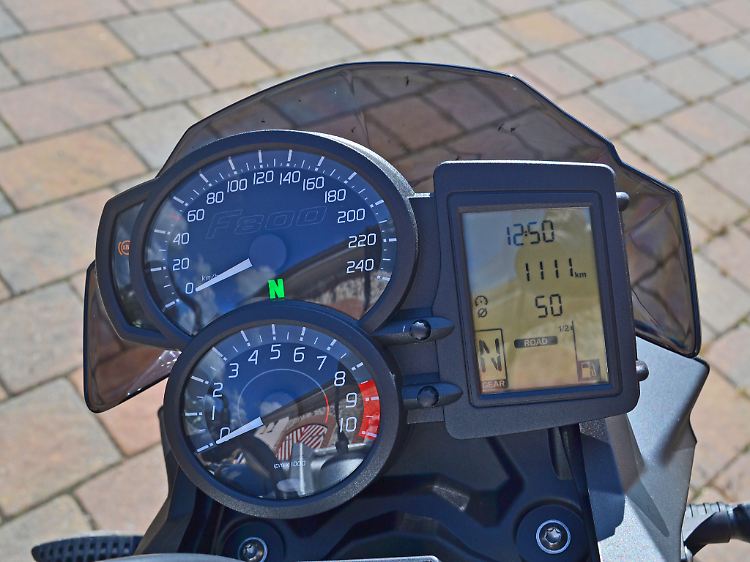 Rundum informiert das Display der BMW F 800 R, aber es ist nicht wirklich gut ablesbar.